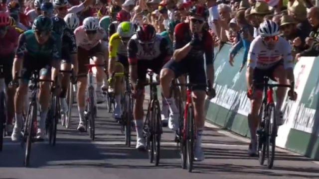 La volata vincente di Ethan Hayter al Giro di Romandia.