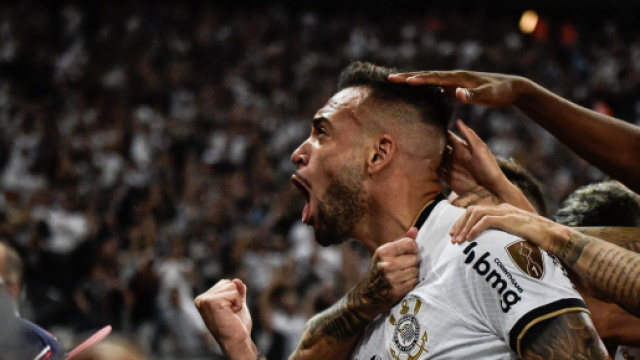 Il Corinthians, vittorioso per 2-0 sul Boca Juniors grazie a una doppietta di Maycon, resta da solo in vetta al gruppo E della Copa Libertadores.