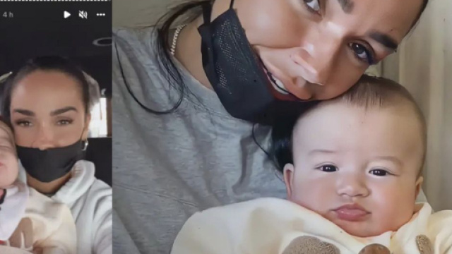 Jazz avec son b&eacute;b&eacute; aux bras pendant un trajet en voiture