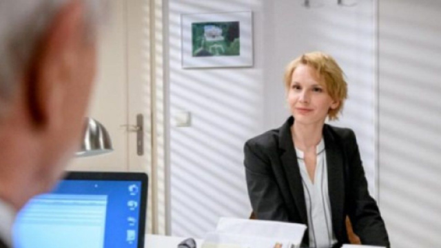 Tempesta d'amore, trame tedesche: Ilona chiede a Christoph una tangente per recensire l'hotel.