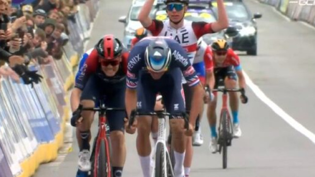 La volata vincente di Mathieu Van der Poel al Giro delle Fiandre