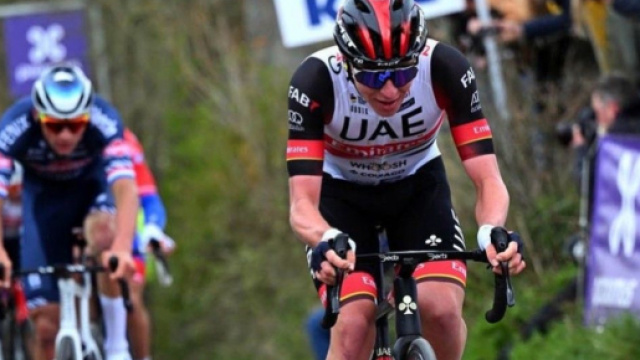 Tadej Pogacar all'attacco al Giro delle Fiandre
