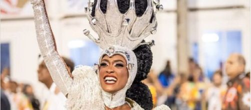 &Eacute;rika Januza desfilou com a Unidos da Viradouro (Reprodu&ccedil;&atilde;o/Instagram/@erikajanuza)