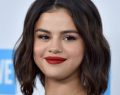 Novità tagli di capelli primavera 2022: il french bob di Selena Gomez e il biondo burro