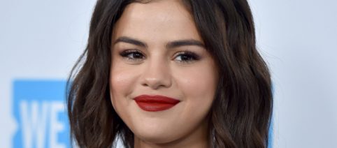 Novità tagli di capelli primavera 2022: il french bob di Selena Gomez e il biondo burro