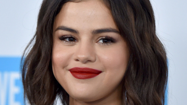 Novit&agrave; tagli di capelli e tonalit&agrave; per la primavera 2022, il biondo burro e il french bob di Selena Gomez.