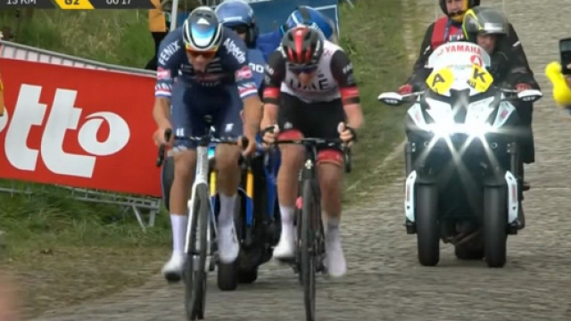 Tadej Pogačar e Mathieu Van der Poel sul muro del Paterberg al Giro delle Fiandre.