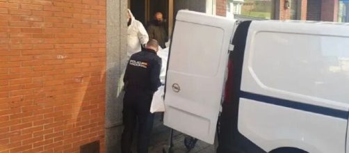 La Polic&iacute;a Nacional en el lugar del presunto asesinato (Telecinco)