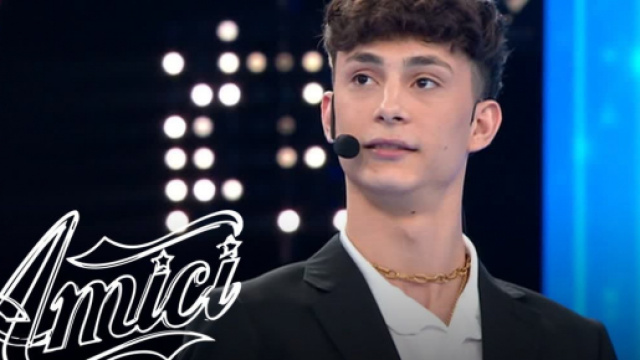 Amici 21: Nunzio 're' dei daytime con tutorial, guanti di sfida, consigli e scherzi subiti.