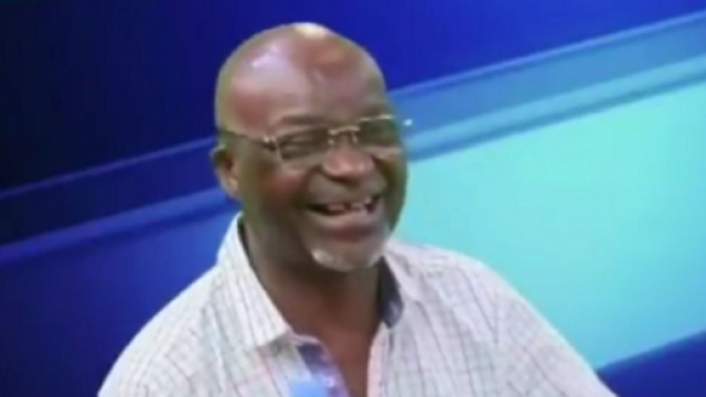 'Avec mes 70 ans, le score aurait &eacute;t&eacute; plus grave', Roger Milla chambre les Alg&eacute;riens (capture YouTube)