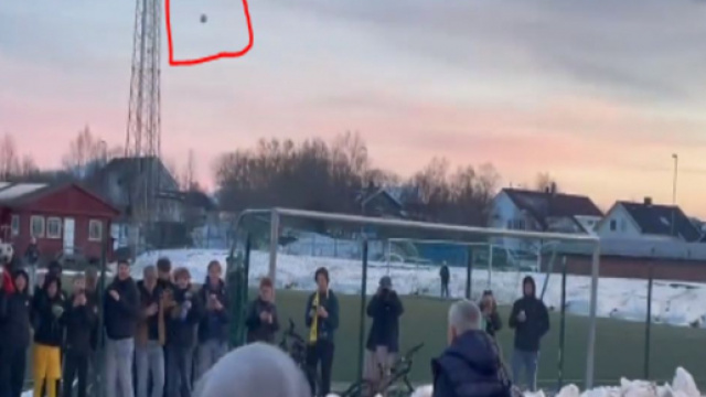 Jos&eacute; Mourinho esquive une boule de neige. Source : Capture Twitter