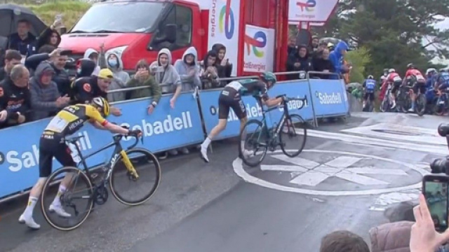 Paesi Baschi, l'arrivo della quinta tappa con la caduta di Vlasov e Vingegaard.