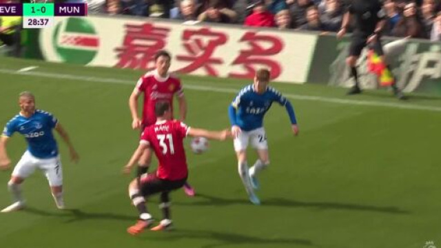 Harry Maguire encore la ris&eacute;e du Web contre Everton. (cr&eacute;dit Twitter RMC)