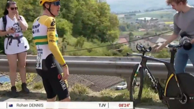 Il cambio di bici di Rohan Dennis nella crono del Giro di Romandia.