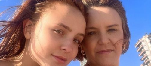 Larissa Manoela posa ao lado da m&atilde;e (Reprodu&ccedil;&atilde;o/Instagram/@larissamanoela)
