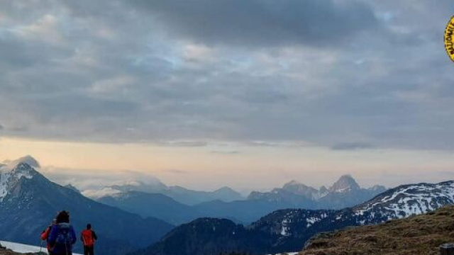 Alpi Carniche: escursioniste in difficolt&agrave; sfondano vetro del rifugio per passare la notte.