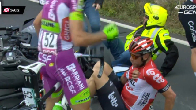 Giro d'Italia, l'incidente provocato dalla moto.