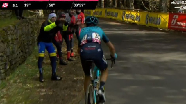 Vincenzo Nibali in difficolt&agrave; nella tappa dell'Etna del Giro d'Italia.