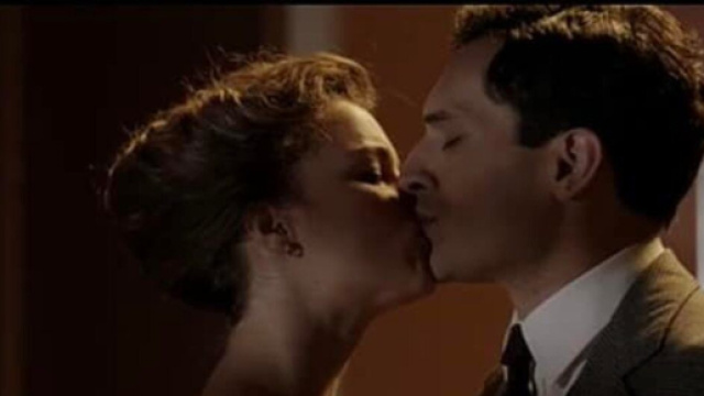 Il Paradiso delle Signore 1: Vittorio Conti bacia Teresa appassionatamente.