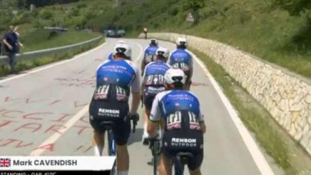 Mark Cavendish in difficolt&agrave; sulla salita di Portella Mandrazzi.