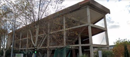 El cad&aacute;ver momificado fue encontrado en un edificio abandonado en Alicante (Google Street View)