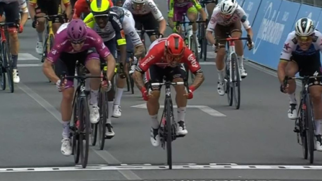 La volata tra Arnaud Demare e Caleb Ewan nella tappa di Scalea del Giro d'Italia