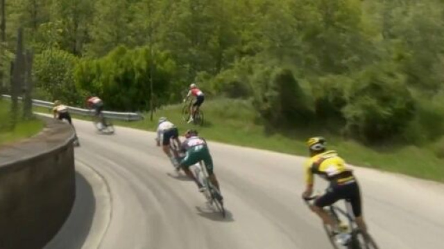 Giro d'Italia, l'uscita di strada di Davide Villella.