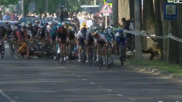 La caduta avvenuta nella seconda tappa del Giro di Ungheria.