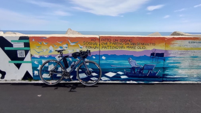 Scatto con la bici gravel al porto di San Benedetto del Tronto.