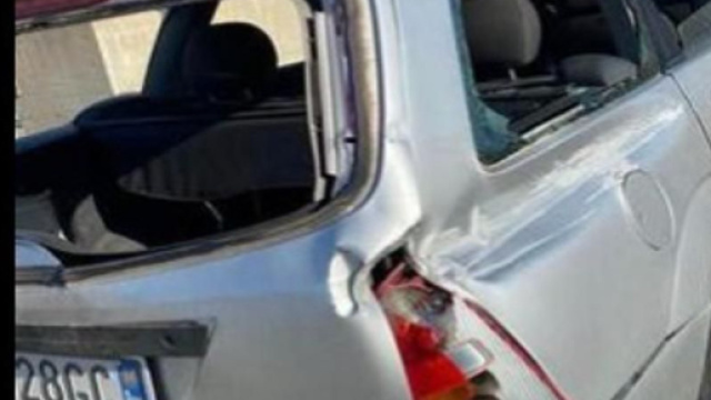 Auto dei genitori di Stefano Cucchi travolta da un pirata della strada.