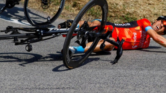 Mikel Landa &egrave; caduto due volte nella tappa del Blockhaus al Giro d'Italia.
