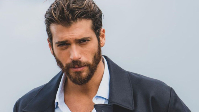 Can Yaman rompe il silenzio sui social.