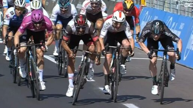 La vittoria di Alberto Dainese nella tappa di Reggio Emilia del Giro d'Italia.