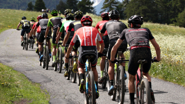 Bassano del Grappa, gruppo di ciclisti salva una donna dal suicidio.