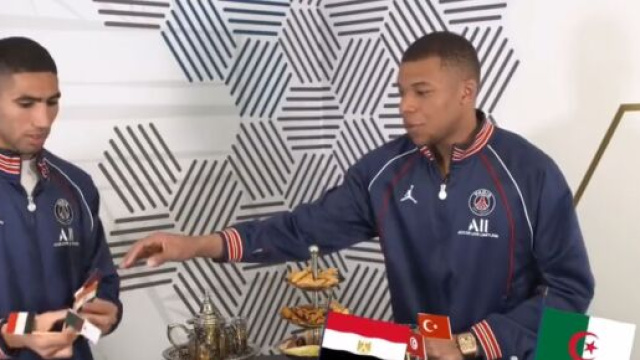 Hakimi et Mbapp&eacute; ensemble pour tourner une vid&eacute;o sur la fin du ramadan. (cr&eacute;dit capture Twitter PSG)