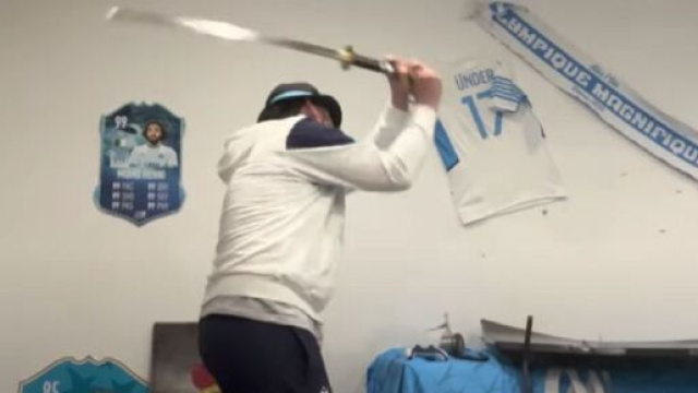 OM - OL : Mohamed Henni sort le sabre et fracasse l'arbitre et Dimitri Payet (capture YouTube)