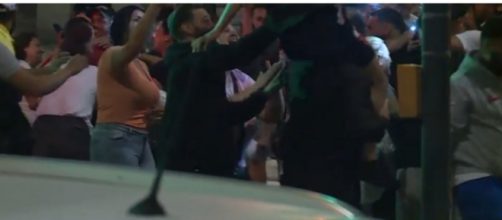 La familia ha celebrado la puesta en libertad vigilada de los j&oacute;venes - Captura Antena 3