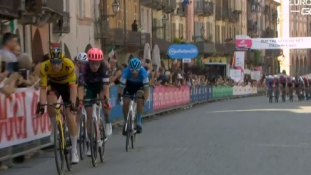 I fuggitivi ripresi nel finale della tappa di Cuneo del Giro d'Italia.