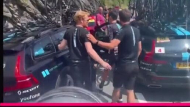 Romain Bardet si ritira dal Giro d'Italia.