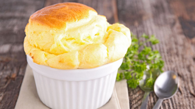 Souffl&eacute; di avocado dorati, un buon piatto unico della cucina internazionale.