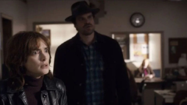 Stranger Things, spoiler 4&ordf; stagione: Hopper cerca di avvertire Joyce che &egrave; ancora vivo.