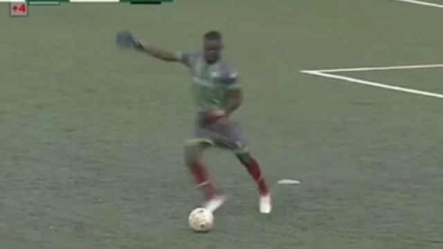 L'&eacute;norme boulette d'un gardien au Burkina offre le titre &agrave; son adversaire, la vid&eacute;o fait parler (capture YouTube)