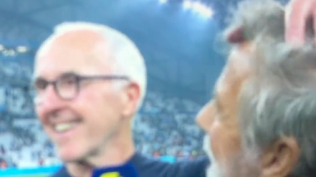 Frank McCourt et Laurent Paganelli au coeur d'un &eacute;change sympathique samedi soir. (cr&eacute;dit Twitter)