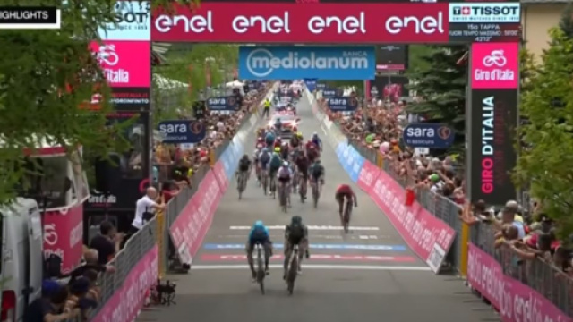 L'arrivo di Carapaz e Almeida nella tappa di Cogne del Giro d'Italia.