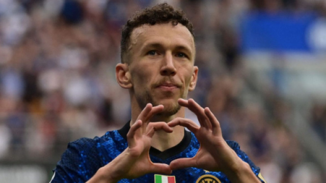 Ivan Perisic esulta dopo un gol.
