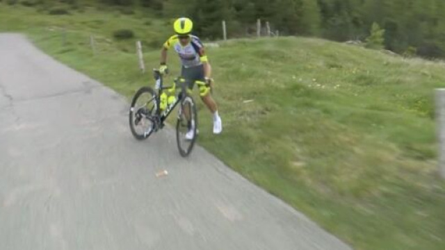 Domenico Pozzovivo riparte dopo la caduta.