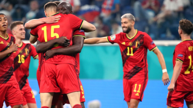 Romelu Lukaku festeggiato dopo un gol con la nazionale belga.