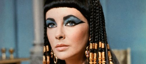 A atriz americana Elizabeth Taylor, que fez o papel da rainha eg&iacute;pcia Cle&oacute;patra nos cinema. (Arquivo Blasting News)