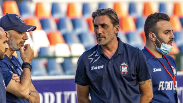 Crotone, Modesto sollevato dall'incarico