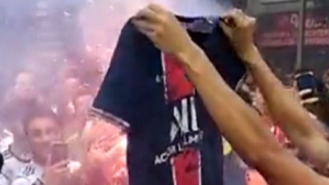 Des fans du Real mettent le feu au maillot d'Mbapp&eacute; dans les rues de Paris (capture Youtube)